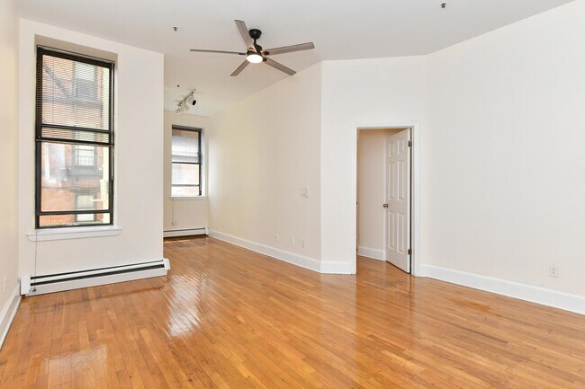 Building Photo - 1115 Willow Ave