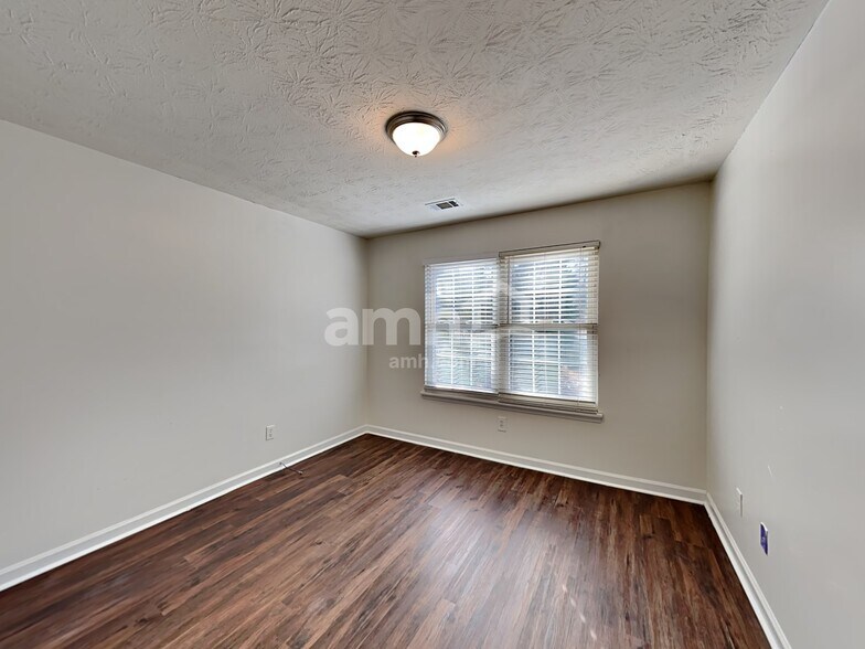 Building Photo - 200 Deer Walk Dr