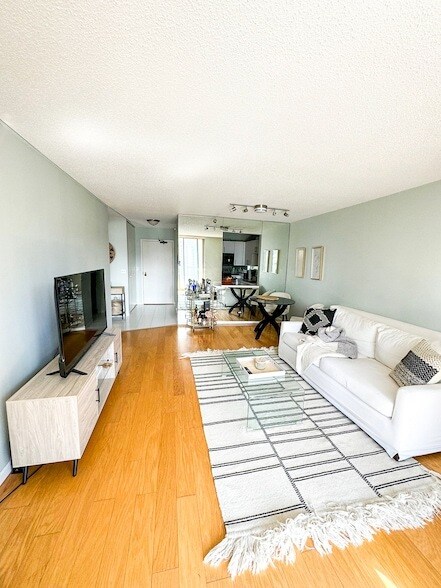 Building Photo - 1212N N La Salle Dr