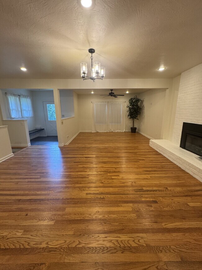 Building Photo - "Charming 3-Bedroom Retreat in Pisgah Fore...