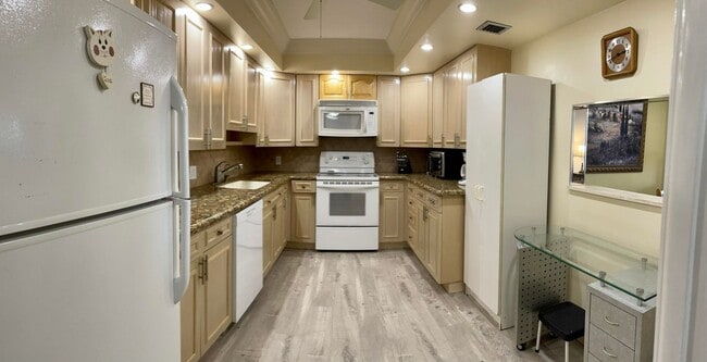 Building Photo - 3051 N Course Dr