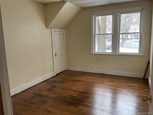 Building Photo - 76 Lawrwnce Ave