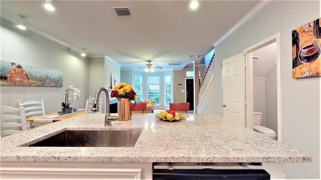 Building Photo - 2104 Gillette St