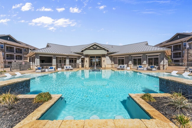Building Photo - The Woodford on Mockingbird