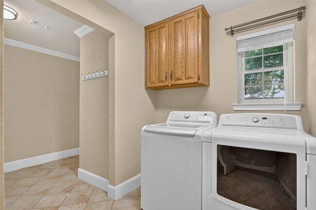 Building Photo - 1400 Emerald Cir