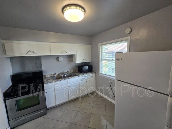 Building Photo - 5658 N 61st St