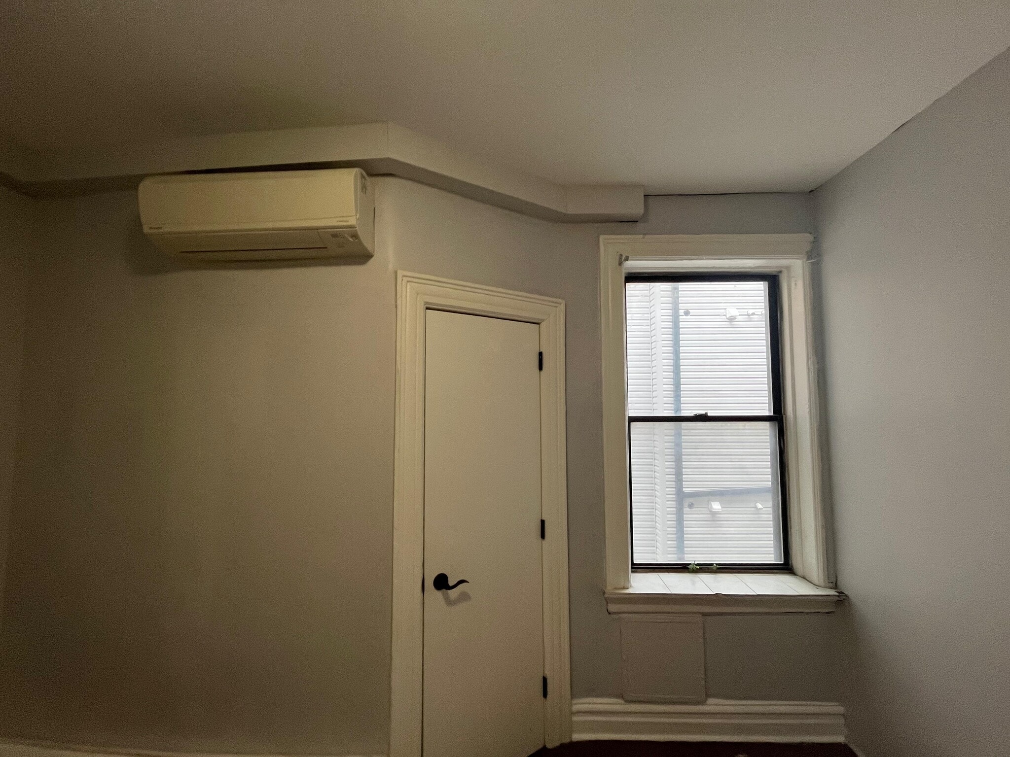 Building Photo - 87 Romaine Ave