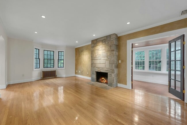 Building Photo - 278 Maple St