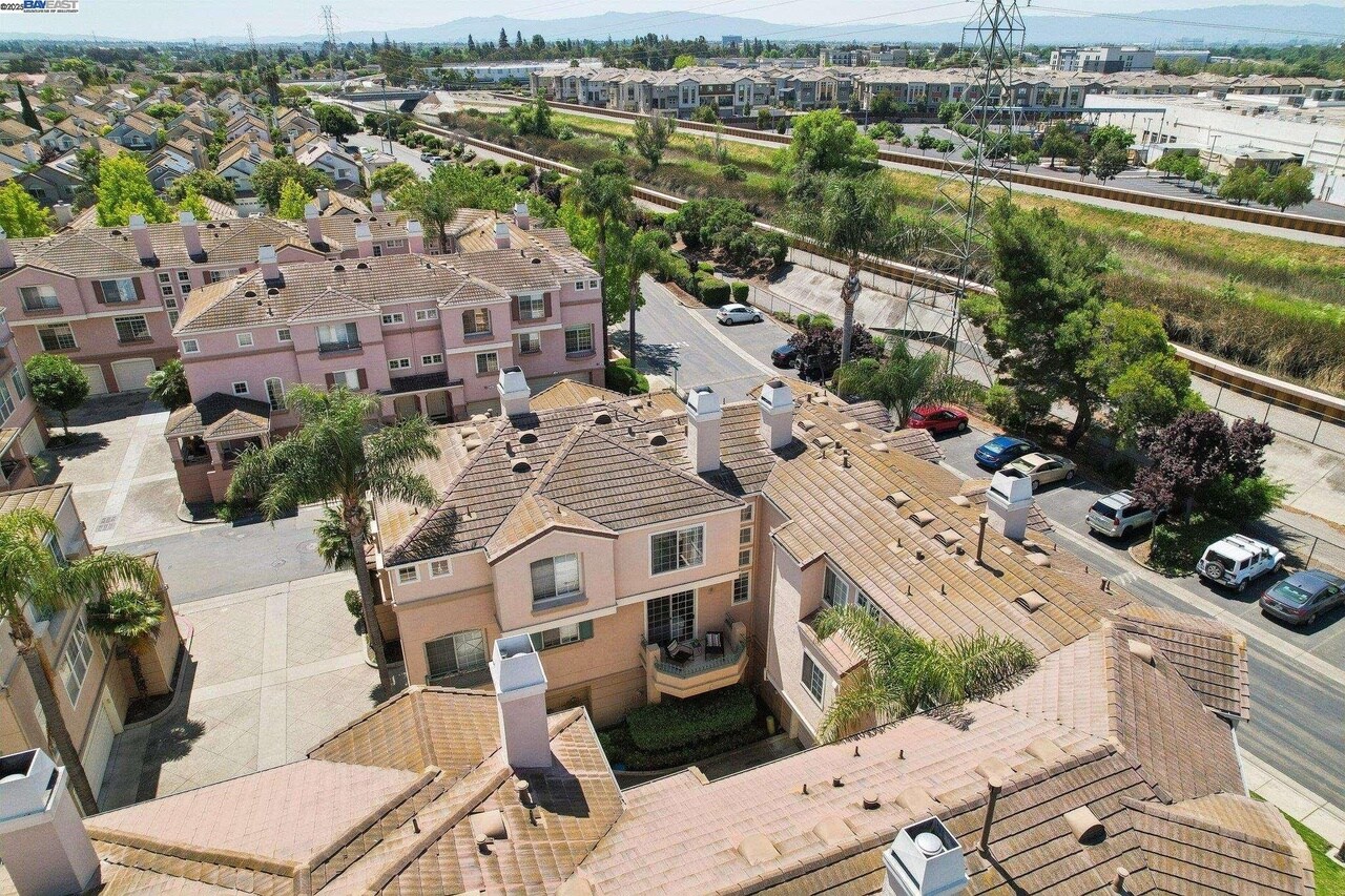 Building Photo - 385 Montecito Way