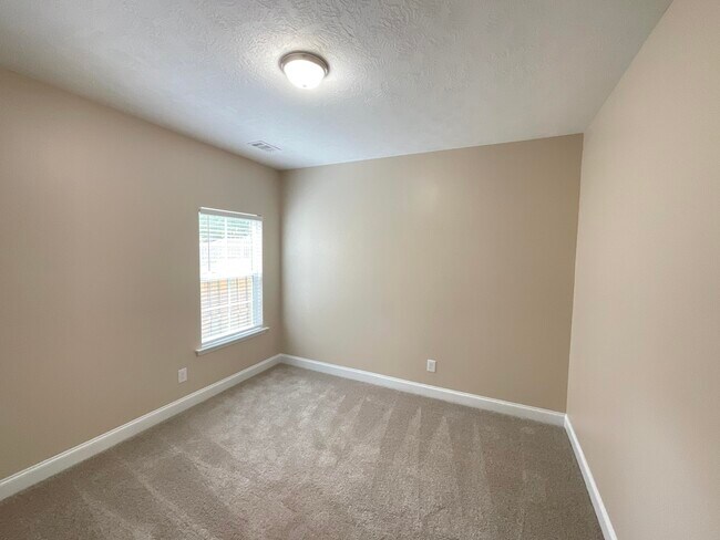 Building Photo - 5798 Whispering Pnes Wy