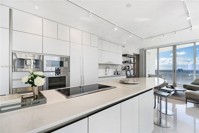 Building Photo - 16901 Collins Ave