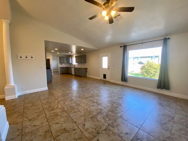 Building Photo - SPACIOUS HOME IN HURRICANE FOR RENT!