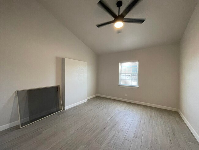 Building Photo - 330 Plantation Dr