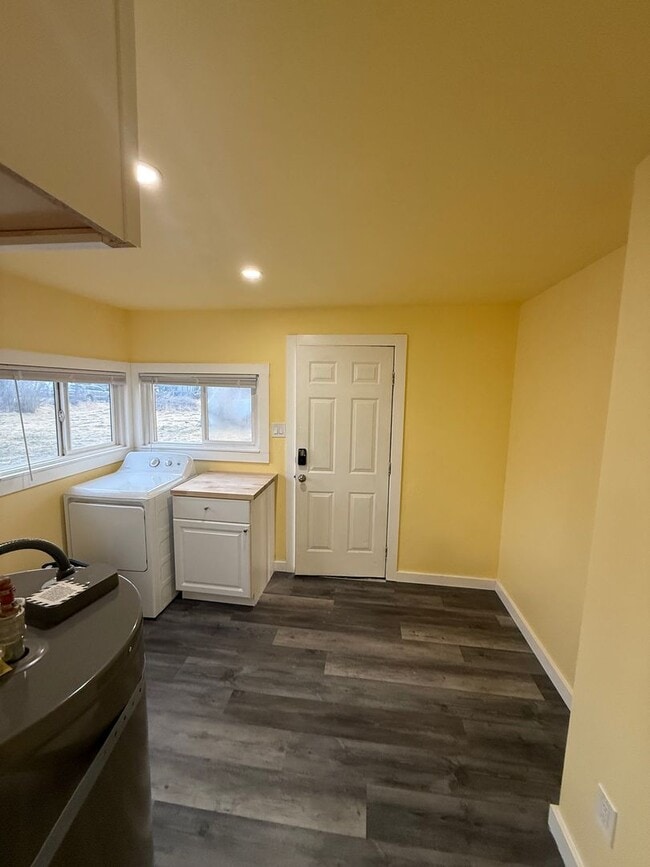 Building Photo - Pet friendly, Cozy 2bdrm 1 bath