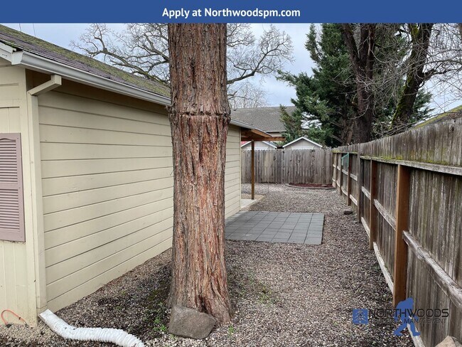 Building Photo - Newly Renovated 2 Bedroom 1 Bath Home Central Point