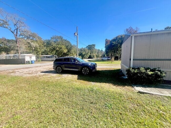 Building Photo - Single Wide Home 5 minutes to Wrightsville Beach and UNCW 2 bedroom with deck