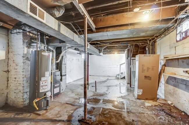 Building Photo - Two Bed, One Bath in Dayton!