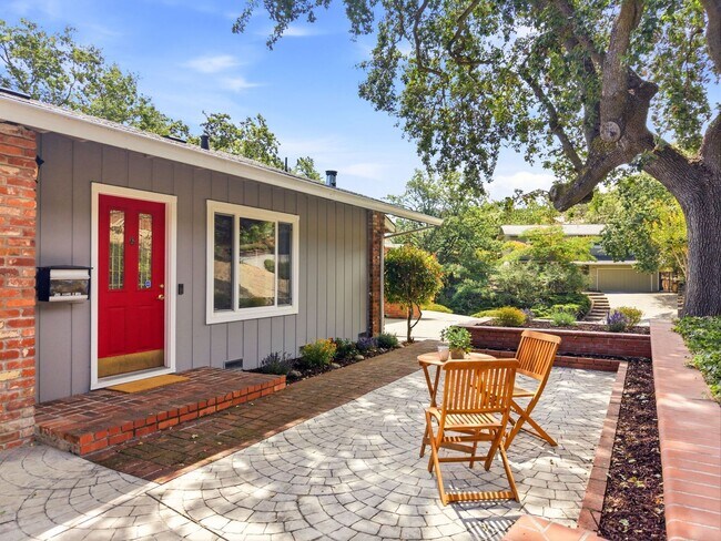 Building Photo - Spacious 4-bedroom 2-Bath in Desirable Area in Walnut Creek!