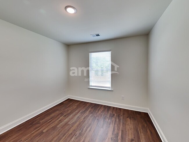 Building Photo - 301 Pecan Dr