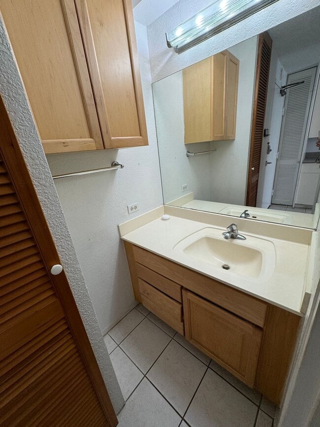 Building Photo - Partially Furnished Studio in Waikiki