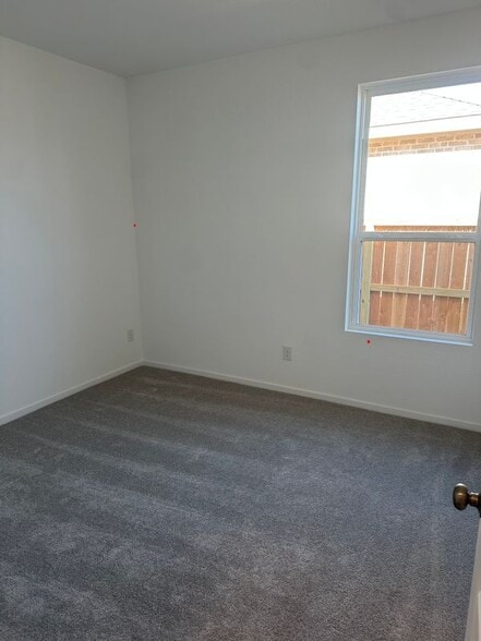 Building Photo - 830 Heaven Dr