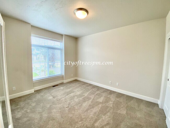 Building Photo - BEAUTIFUL 4 bed 2 1/2 Bath Located in Cent...