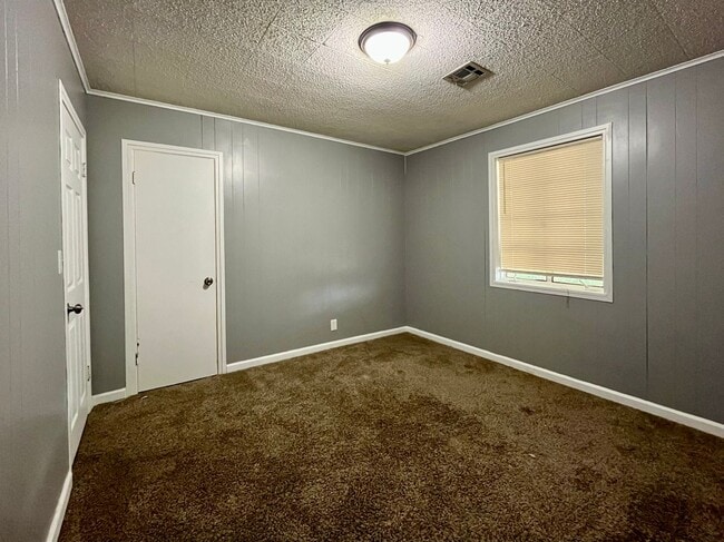 Building Photo - Updated 3 Bed 1 Bath! First Month's rent FREE!