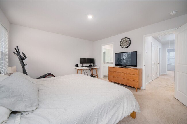 Building Photo - Bright 3-Bed End-Unit Townhome in Cedar St...