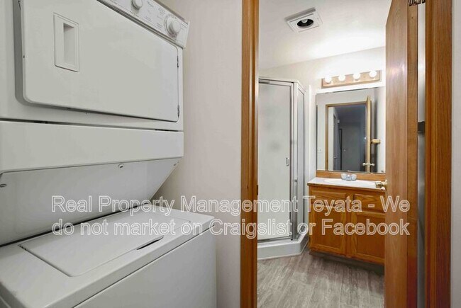 Building Photo - 2421 Bickford Ave