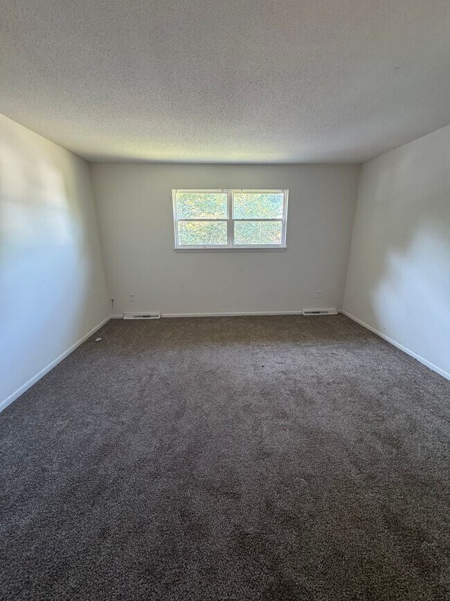 Building Photo - 4335-4335 W Bethany Dr