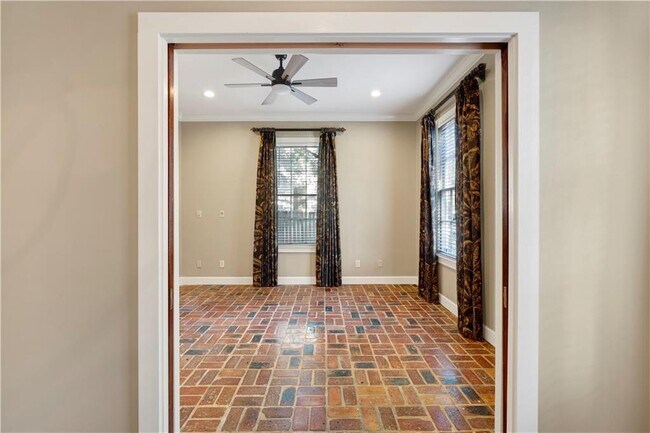 Building Photo - 305 Jackson St N