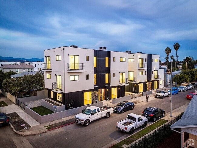 Building Photo - 2332 Carmona Ave