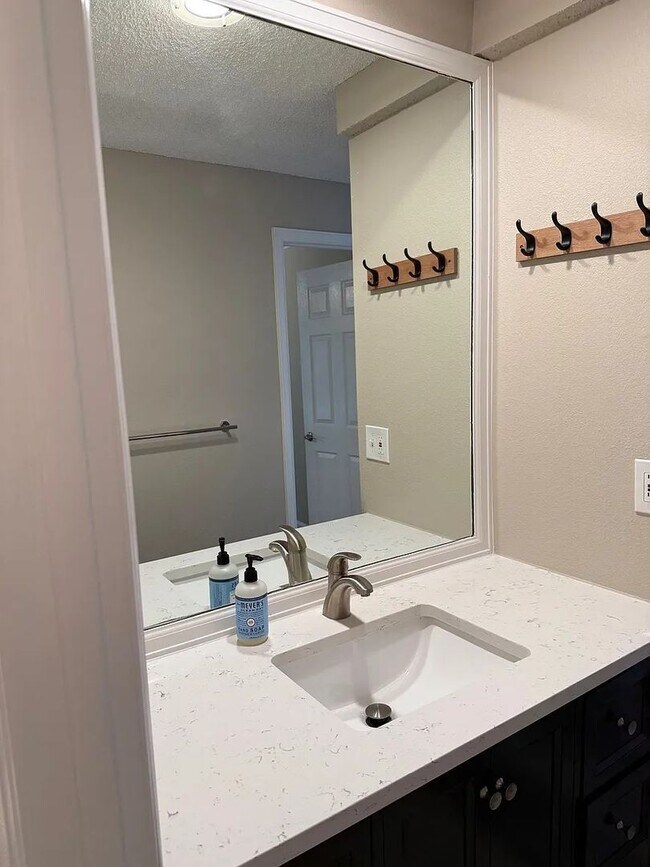 Building Photo - Beautiful 1-Bedroom Condo at Mountain Shadow Condominiums