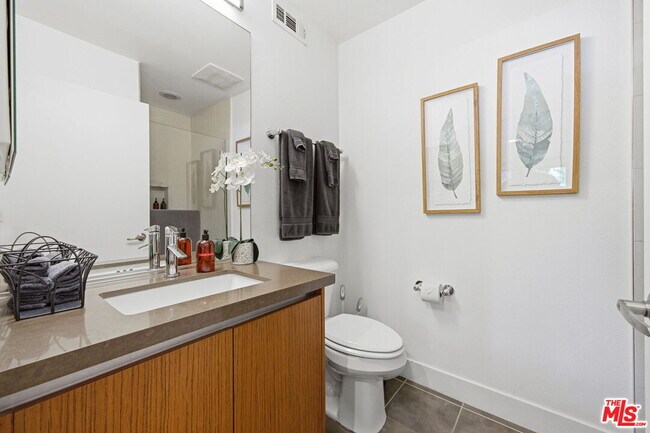 Building Photo - 5911 Saturn St