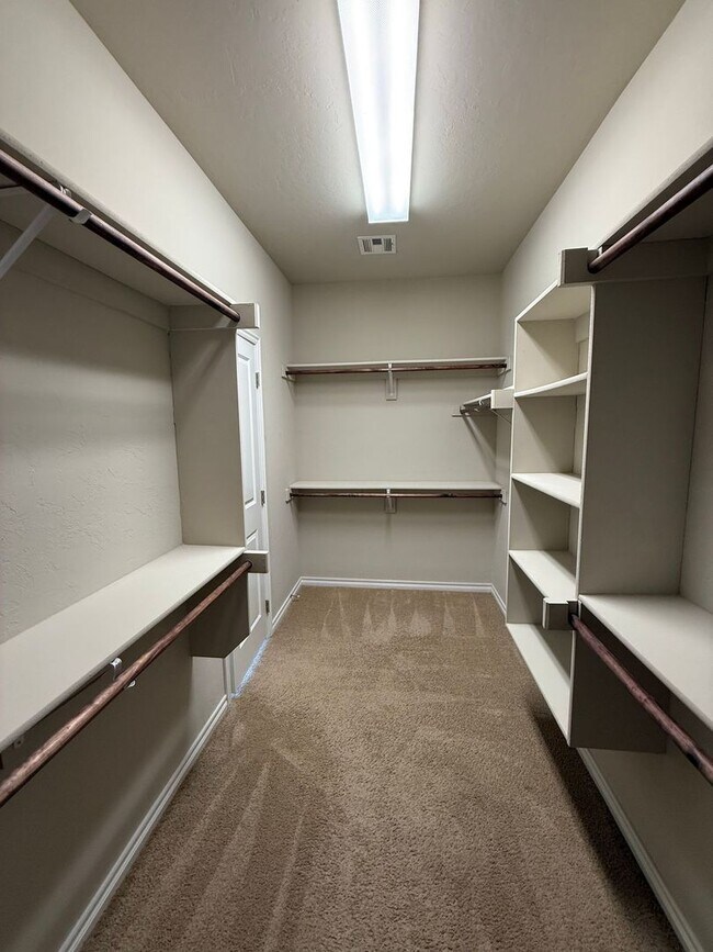 Building Photo - Beautiful 4 Bedroom Home in Mustang Schools