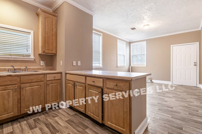 Building Photo - Spacious Pet-Friendly 3-Bedrooms Home in New Orleans