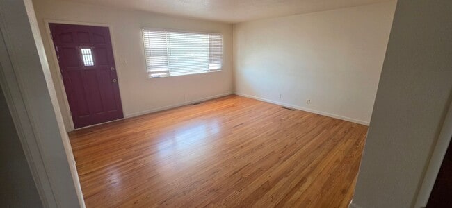 Building Photo - MOVE IN SPECIAL 1/2 OFF FIRST FULL MONTHS RENT.  ALL PROSPECTIVE TENANTS MUST SUBMIT A $58 NON-RE...