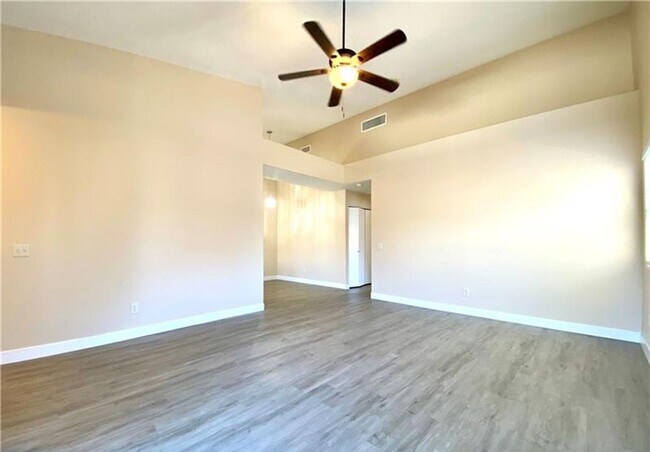 Building Photo - Beautiful, spacious top-floor 2-bedroom, 2-bathroom condo in the Southwest