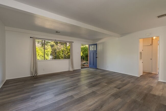 Building Photo - Prime Ojai Location!