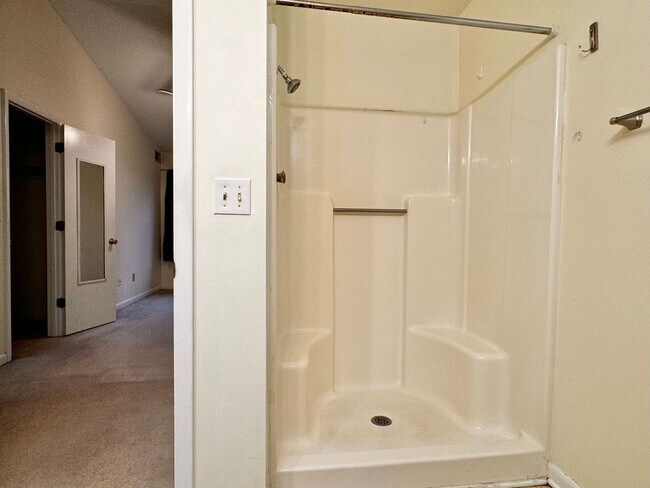 Building Photo - 2 Bedroom/2 Bath Condo near shopping with den, community Pool and more!