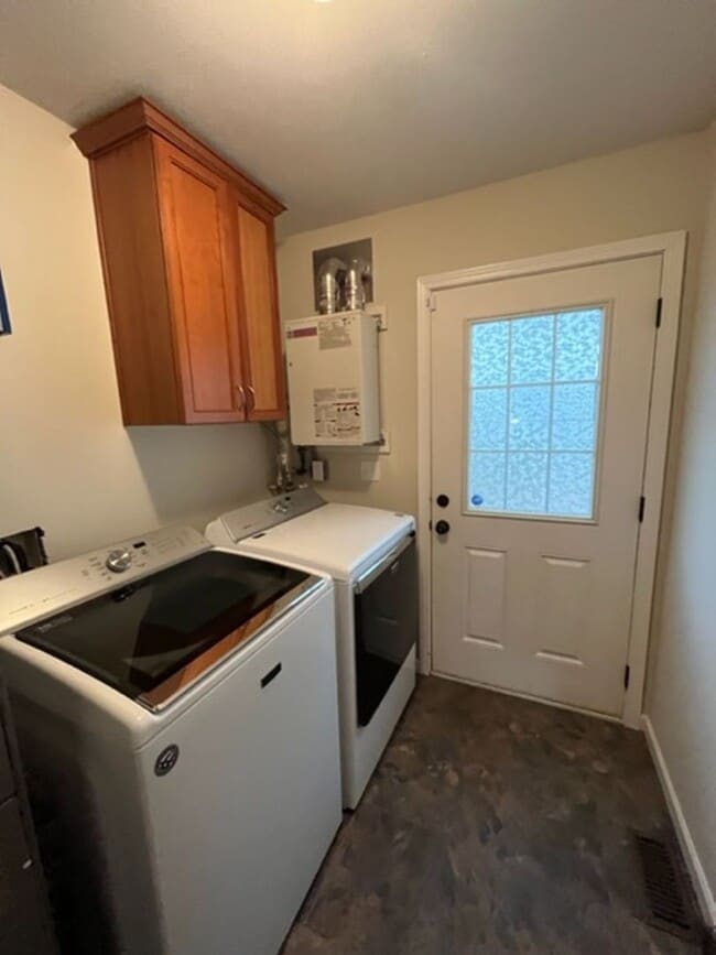 Building Photo - Beautiful 3 Bedroom Townhome with Garage i...