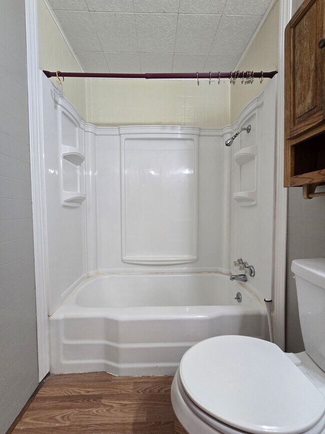 Building Photo - 3 bed 1 bath in Tecumseh!