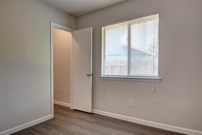 Building Photo - 410 Vista W Ct