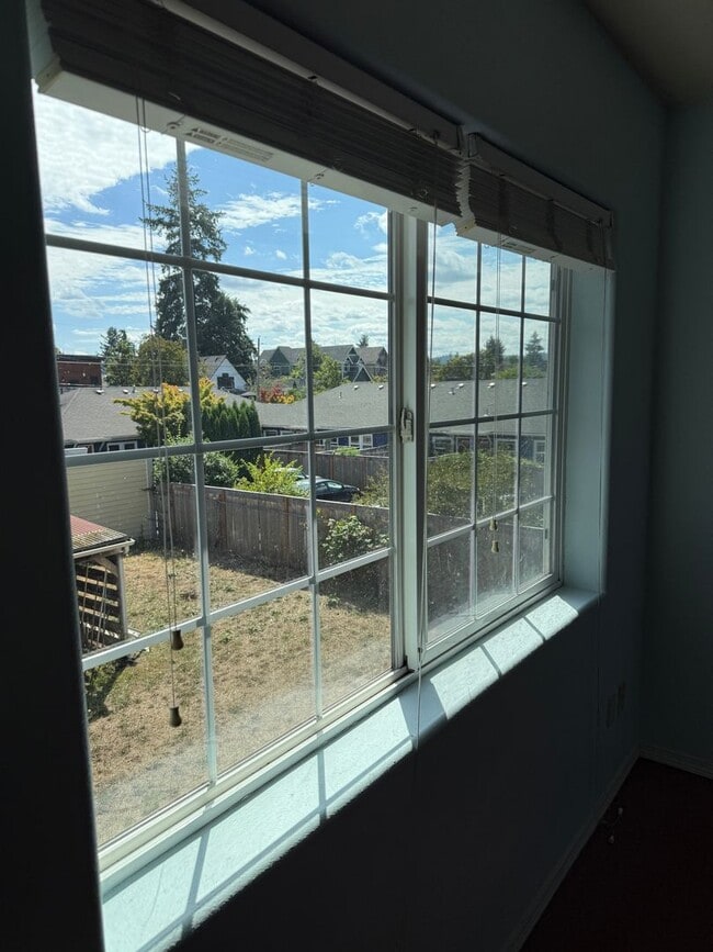 Building Photo - $500 off 1st month! Unique, spacious 4-bdr...