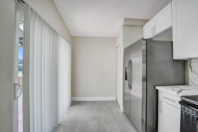 Building Photo - Beautifully Renovated 3BR/2BA Townhome in ...