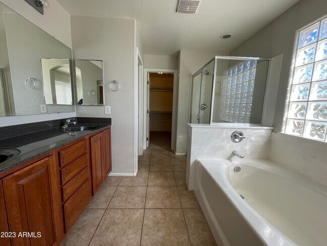 Building Photo - 3517 E Crescent Way