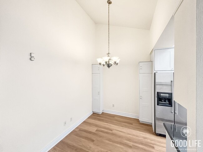 Building Photo - Beautiful 2BD/2BA W/ Reserved Parking and In-Unit Laundry in La Mesa!