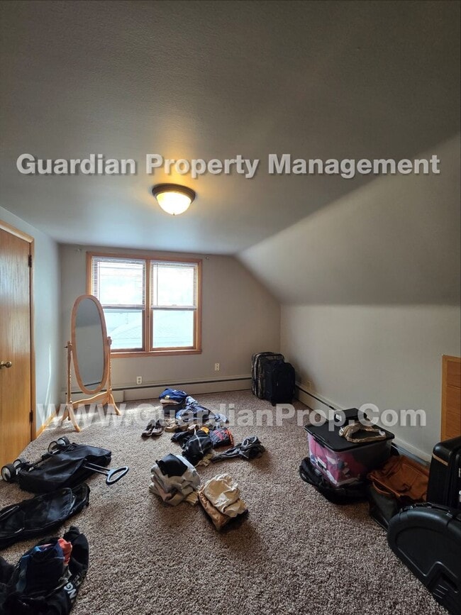 Building Photo - Bloomington Single Family Home, 2 Car Garage, new kitchen appliances!