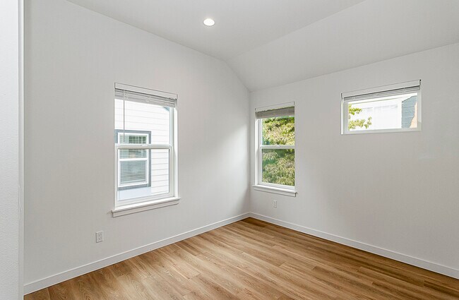 Building Photo - 11517 5th Ave NE