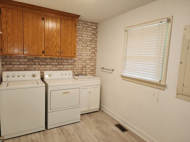 Building Photo - Incredible Spacious Home in Five Lakes!